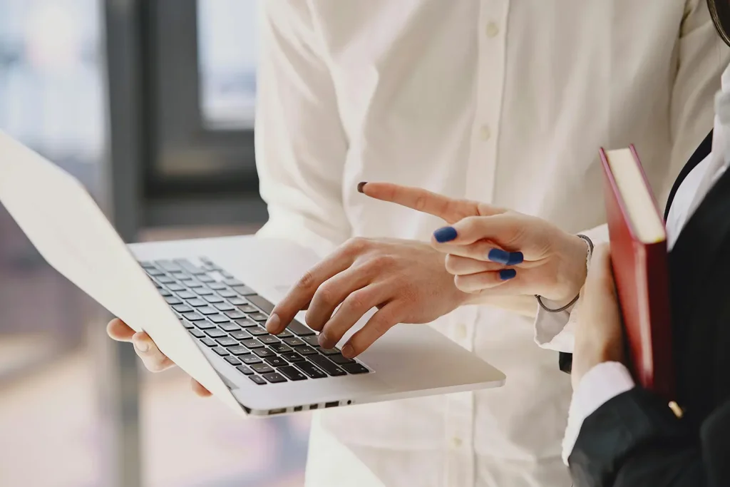 adjointe-administrative-virtuelle-services-femmes-devant-ordinateur