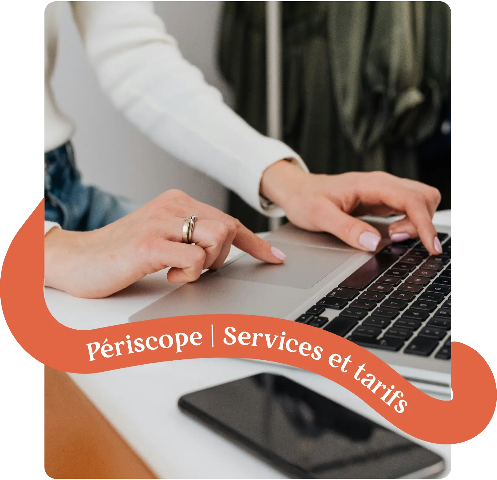 periscope-services-de-gestion-administrative-femme-sur-ordinateur